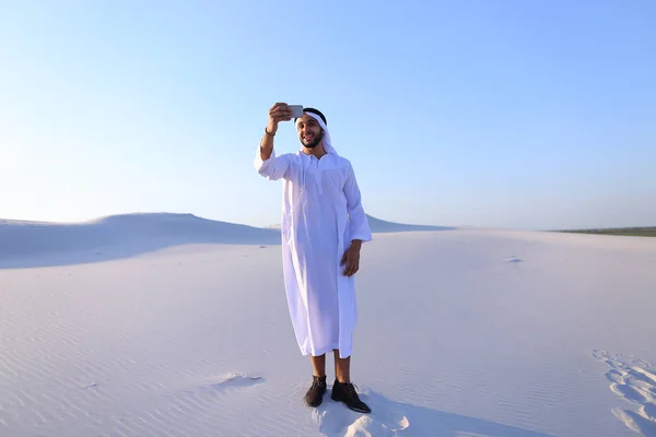 Portret mężczyzny arabskiego Szejka z gadżet, który komunikuje się w — Zdjęcie stockowe