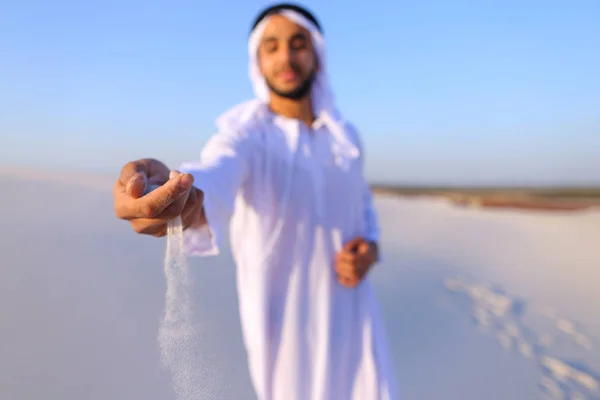 Крупный план портрета и руки молодого араба в песке — стоковое фото