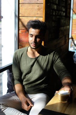 Öğle yemeği zamanı, ağır çekim kahve içme gazeteci.