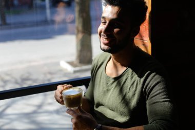 Öğle yemeği zamanı, ağır çekim kahve içme gazeteci.