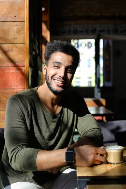 Eğitimden sonra vakit genç vücut geliştirmeci.