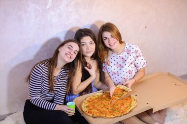 Şirin kızlar serin vakit geçirmek ve pizza keyfini çıkarın, brig katta oturmak