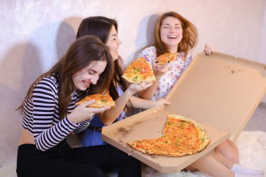 Şirin kızlar serin vakit geçirmek ve pizza keyfini çıkarın, brig katta oturmak