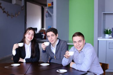 Güzel genç insanlar, kadın ve erkek sınıf cam bak