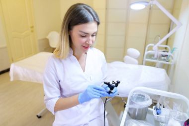 Profesyonel kadın microblading master araçları iş için hazırlar.