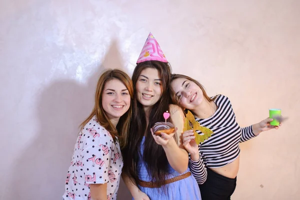 Kedves, barátságos lány ünnepli születésnapját a női barátok — Stock Fotó