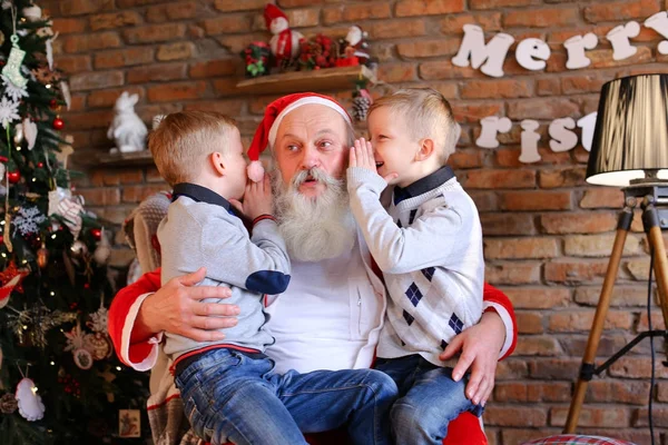 Felices hermanos chicos susurran simultáneamente al oído de la Navidad — Foto de Stock