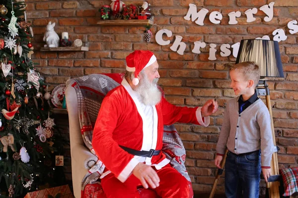 Zauberer Weihnachtsmann und kleiner Junge albern herum und haben Spaß zusammen — Stockfoto