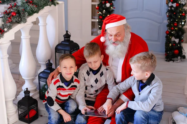 Meninos apresentaram novo tablet pelo Pai Natal . — Fotografia de Stock