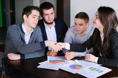 Kadın ve erkek sigorta acenteleri şirket üzerinde görüş hazırlar