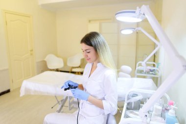 Profesyonel kadın microblading master araçları iş için hazırlar.