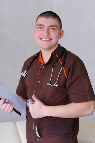 Professional male therapist looks at camera with smile and stand — Stock Photo, Image