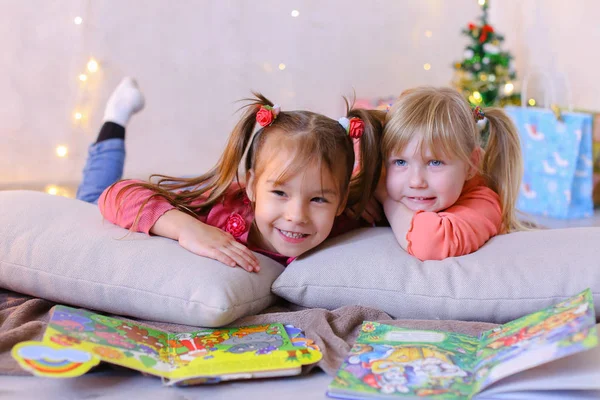 Γοητευτικό μικρά κορίτσια Παίξτε μαζί και chat, ξαπλωμένο στο πάτωμα και — Φωτογραφία Αρχείου