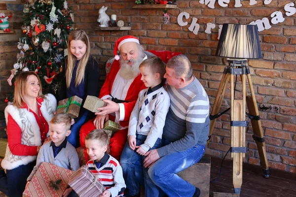 Gran familia junto con Santa Claus se reunieron en la víspera de Cristo — Foto de Stock