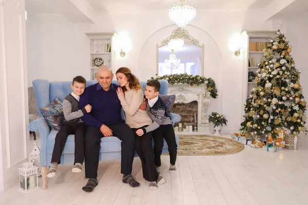 Retrato de família encantadora e exemplar, pais carinhosos e ch — Fotografia de Stock