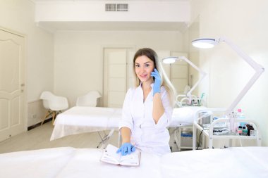 Güzel kadın microblasting ana hücre diyalog yürütmektedir