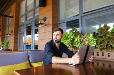 İstemci için örümcek ağı fotoğraf makinesi ve microp ile konuşurken Internet Danışmanı