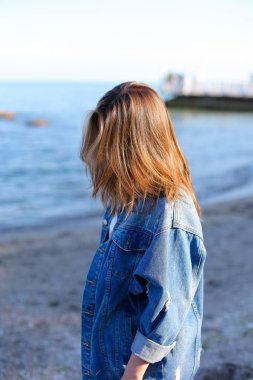 Mutlu genç erkek saç geliştirir ve kamera, ayakta o pozlar