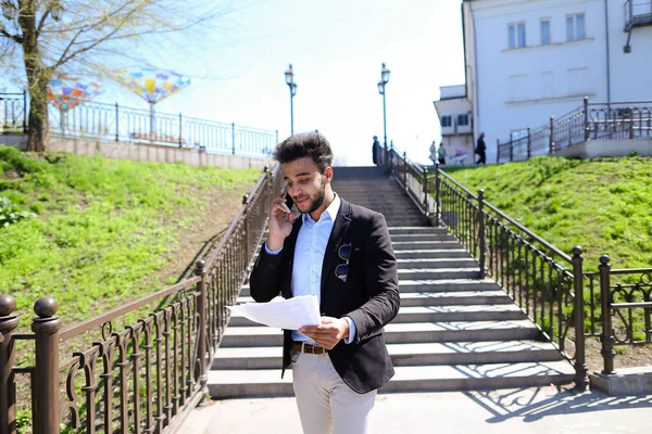 Hombre de negocios musulmán hablando con proveedor — Foto de Stock