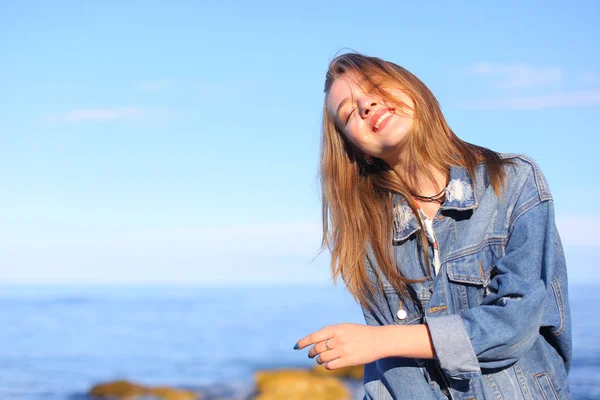 Portret de fată drăguț pozând și zâmbind la camera, în picioare de — Fotografie, imagine de stoc