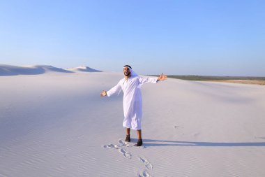 Mutlu Arap babası beyaz çöl ortasında yürüyor ve yaşam o sever