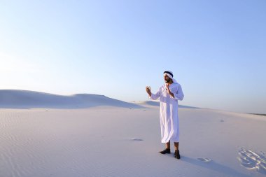 Neşeli Arap erkek turist aramalar arkadaş Skype hücre ve sho