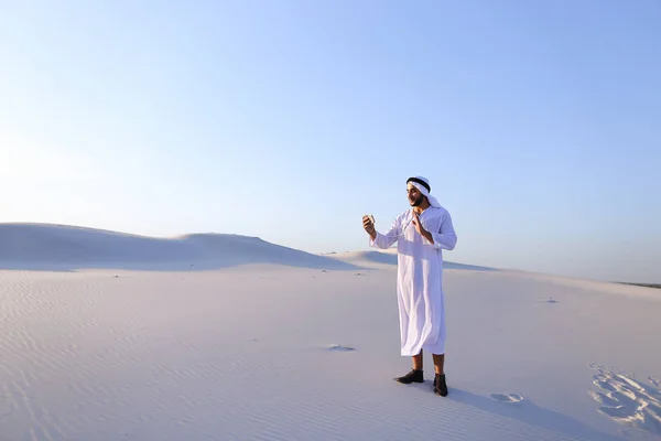 Alegre árabe hombre turista llamadas amigo en Skype por celular y sho — Foto de Stock