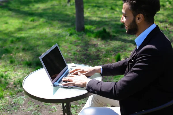 Journalist beendete Arbeit im Park — Stockfoto