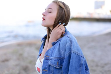 Güzel kadın kolayca gülümsüyor ve sho üzerinde ayakta kalan, bakar