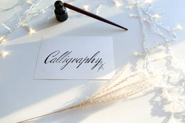 A kalligrafikus felirat fekete nyomdafestékkel a gyönyörű képeslapot — Stock Fotó