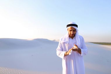 Arap adam hoş olmayan duyumlar ile soğuk, m içinde ayakta hissediyor