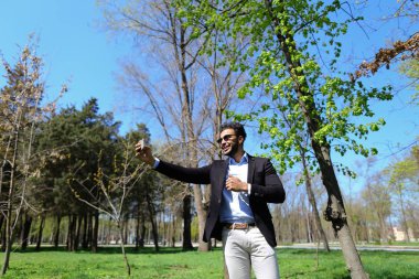 Ağır çekimde el Müslüman çocuk test yeni telefon ve gösteren barış işareti