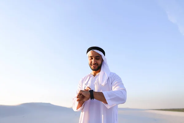 Portret przystojny biznesmen Emiraty kto przeżywa nowy iwatc — Zdjęcie stockowe