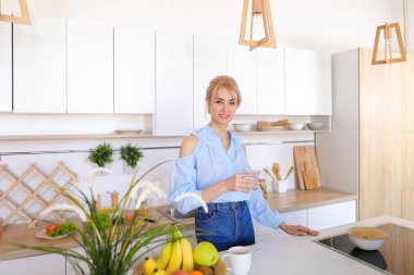 Güzel bir kadın ile su susuzluk quenches ve ben standları