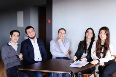 Yöneticileri iki erkek ve kadın possing içinde fotoğraf makinesi ve güleryüzlü bro