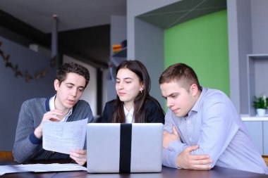 Öğrenciler iki adam ve kız dost arkadaş co oturuyorsun