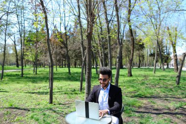 Ünlü yazar yazma yeni polisiye laptop