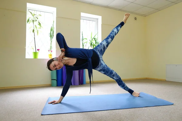 Businesswoman studies basic yoga exercises on online course. — Stock Photo, Image