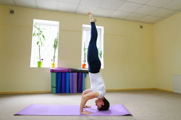 Perempuan dari Eropa penampilan terlibat dalam yoga di studio kebugaran . — Stok Foto