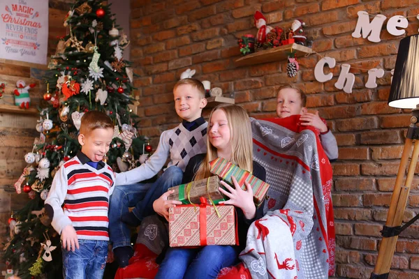 Irmã mais velha menina e três meninos irmãos enviar saudações congra — Fotografia de Stock