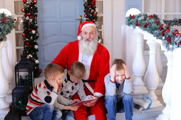 Weihnachtsmann bezahlt mit Kindern. — Stockfoto