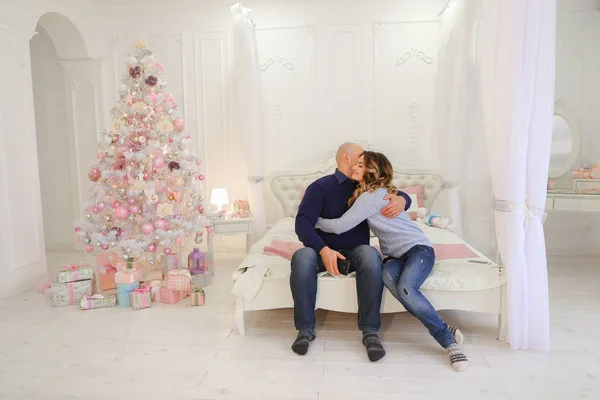 Gelukkig man en vrouw gebruiken smartphone om te feliciteren met familieleden — Stockfoto