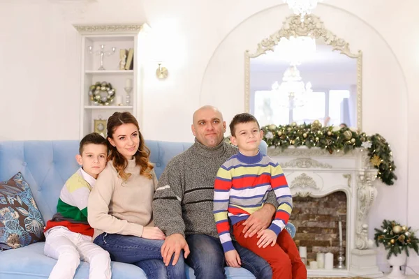 Família feliz e alegre no humor festivo se divertir e rir tog — Fotografia de Stock