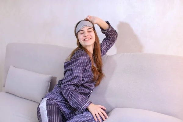Erwachen einer Frau nach einem Traum in guter Laune im Schlafzimmer auf der Couch — Stockfoto