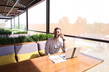 Tabl dizüstü kullanarak belgeleri, okuma müreffeh Satış Müdürü