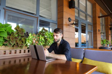 İstemci için örümcek ağı fotoğraf makinesi ve microp ile konuşurken Internet Danışmanı