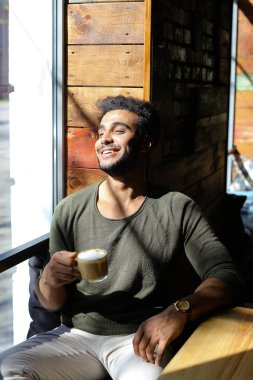 Öğle yemeği zamanı, ağır çekim kahve içme gazeteci.