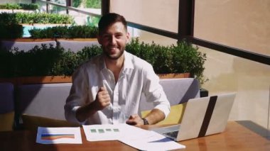 Serin sonuç zevk ve laptop ile masada çalışma yararlı Yöneticisi.