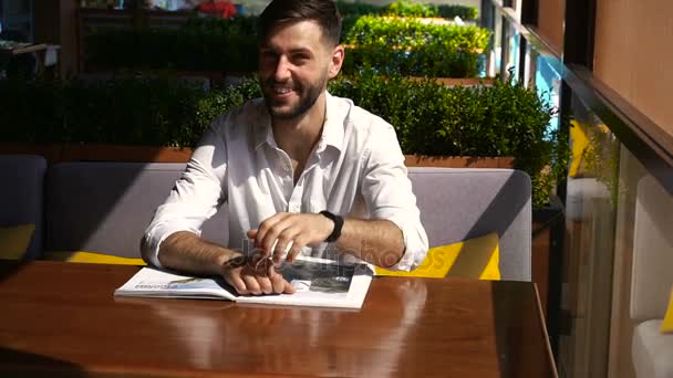 Editor de Gladden mostrando aprobación geste . — Vídeos de Stock