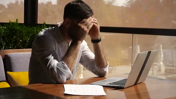 Inventário estrategista trabalhando com laptop na mesa de café . — Vídeo de Stock